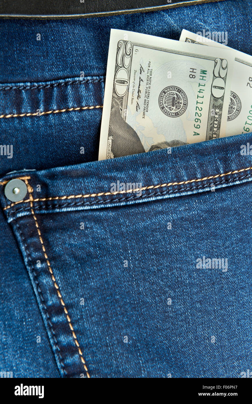 Le fatture del dollaro nella tasca dei jeans Foto Stock