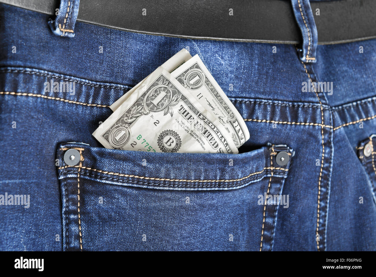 Jeans con il dollaro americano Bill sul suo Pocket Foto Stock