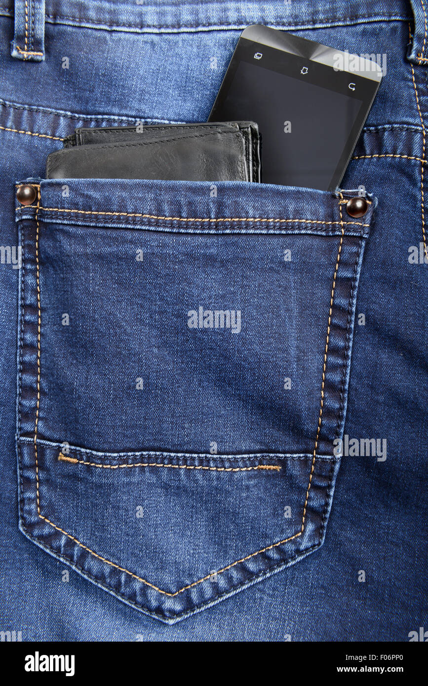 Jeans blu con portafoglio e smart phone in tasca Foto Stock