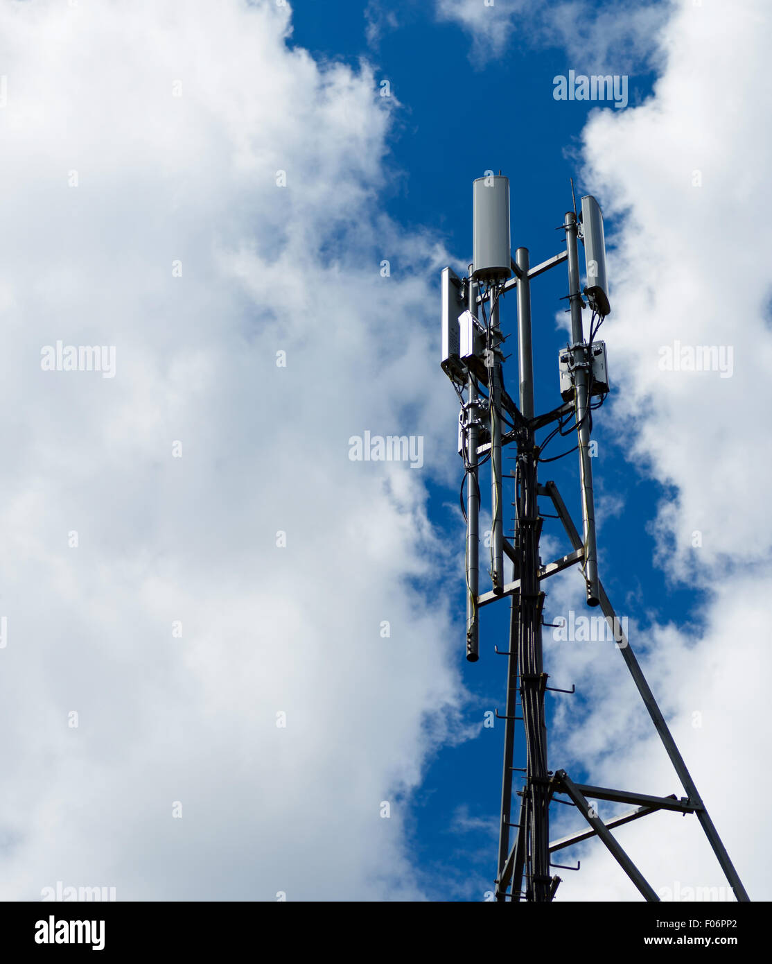 Comunicazione telefonica mobile della stazione di base contro il cielo blu Foto Stock