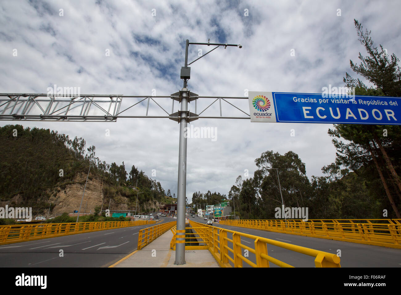 Strada confine tra Ecuador e Colombia con segno di arresto su strada. Ecuador 2015 Foto Stock