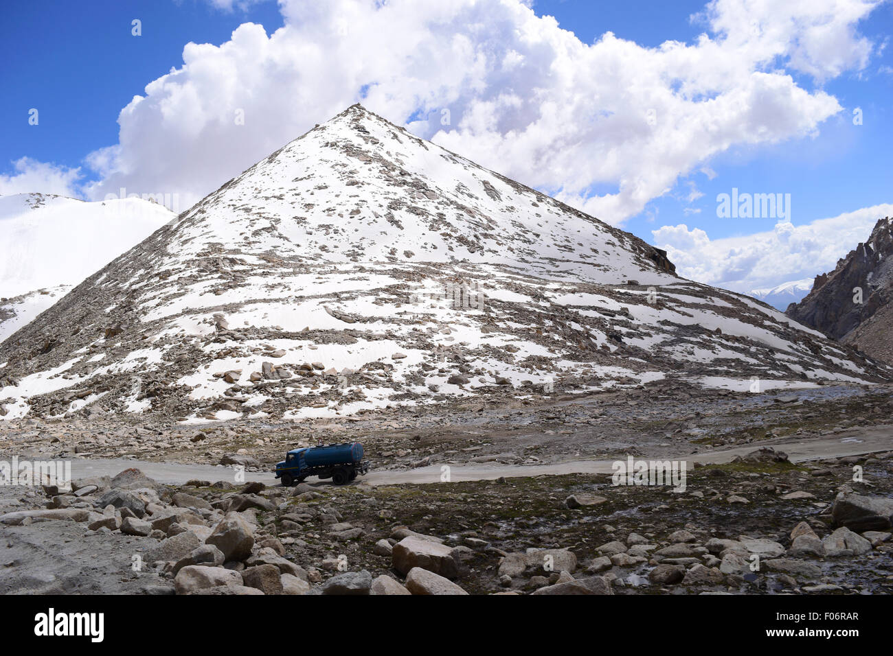 Ladakh India paesaggio Himalaya Vista del ladakh montagne neve e High Pass Road a Jammu e Kashmir Leh Ladakh India Foto Stock