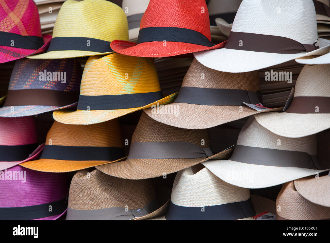Gruppo di cappelli colorati per la vendita, appeso a una parete, Mercato di Otavalo. Ecuador Foto Stock
