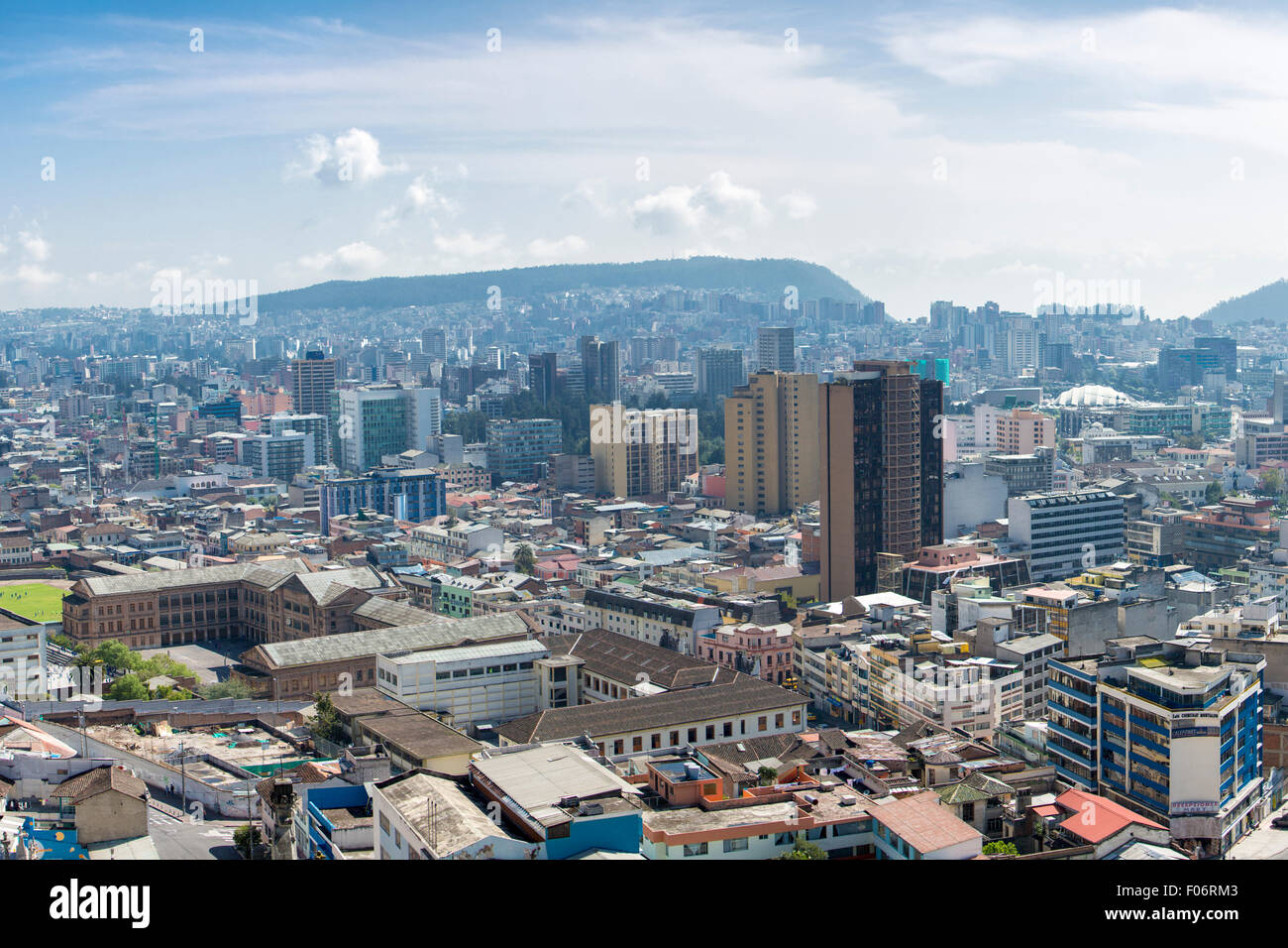 Panorama del quartiere centrale di Quito durante il giorno con un paio di nuvole e un cielo blu. Ecuador 2015. Foto Stock