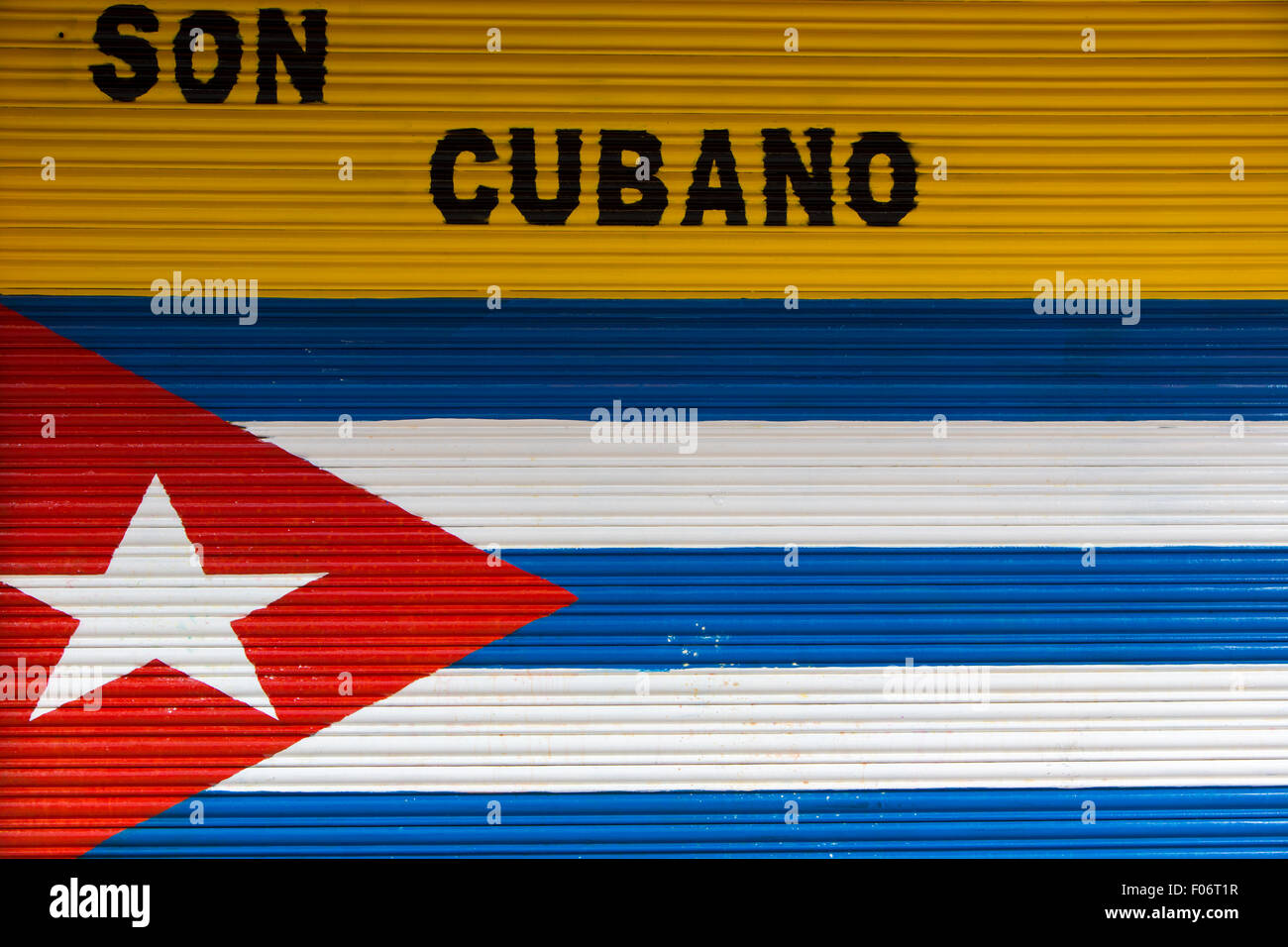 Graffiti su una porta che rappresenta la bandiera di Cuba e le parole suono cubano. Banos. Ecuador. Foto Stock