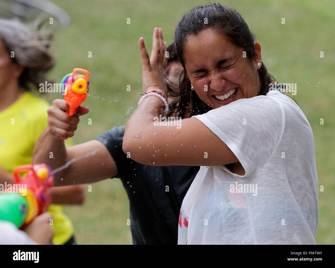 (150809) -- Vancouver (Canada), Canada, e il Agosto 9, 2015 (Xinhua) - Le persone prendono parte al IX Vancouver acqua lotta a Stanley Park a Vancouver in Canada, e il Agosto 8, 2015. Oltre 500 persone di tutte le età hanno partecipato nel nono di acqua annuale lotta. Con l'acqua la politica di restrizione sotto questa estate secca è in effetti il governo della città non limitano l'acqua annuale della lotta attività che permettendo ai partecipanti di continuare a godere dell'evento.(Xinhua Liang/sen) Foto Stock