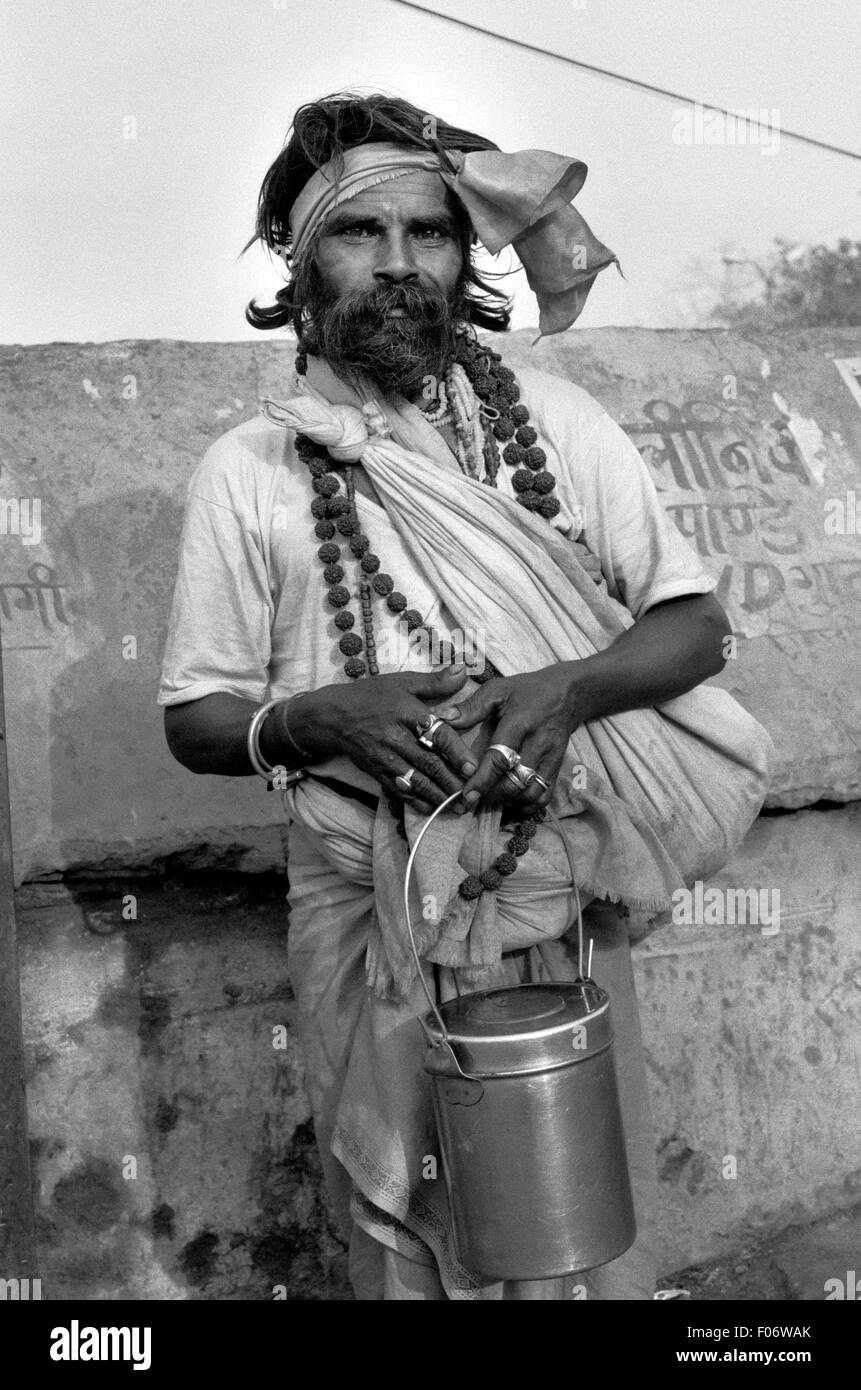 Indian santo uomo che chiedono cibo brian mcguire Foto Stock