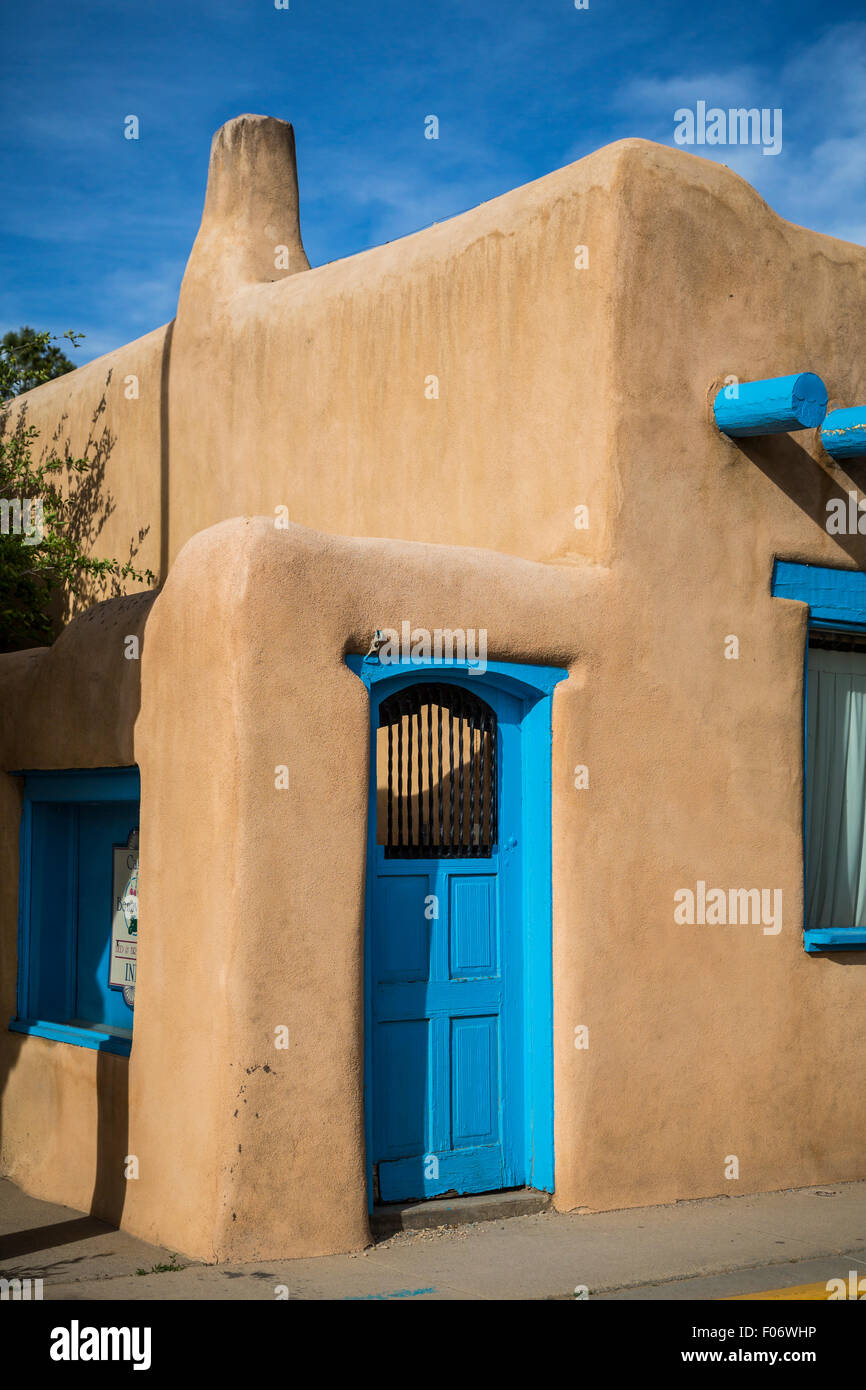 Finestra di Adobe e architettura porta a Taos, Nuovo Messico, Stati Uniti d'America. Foto Stock