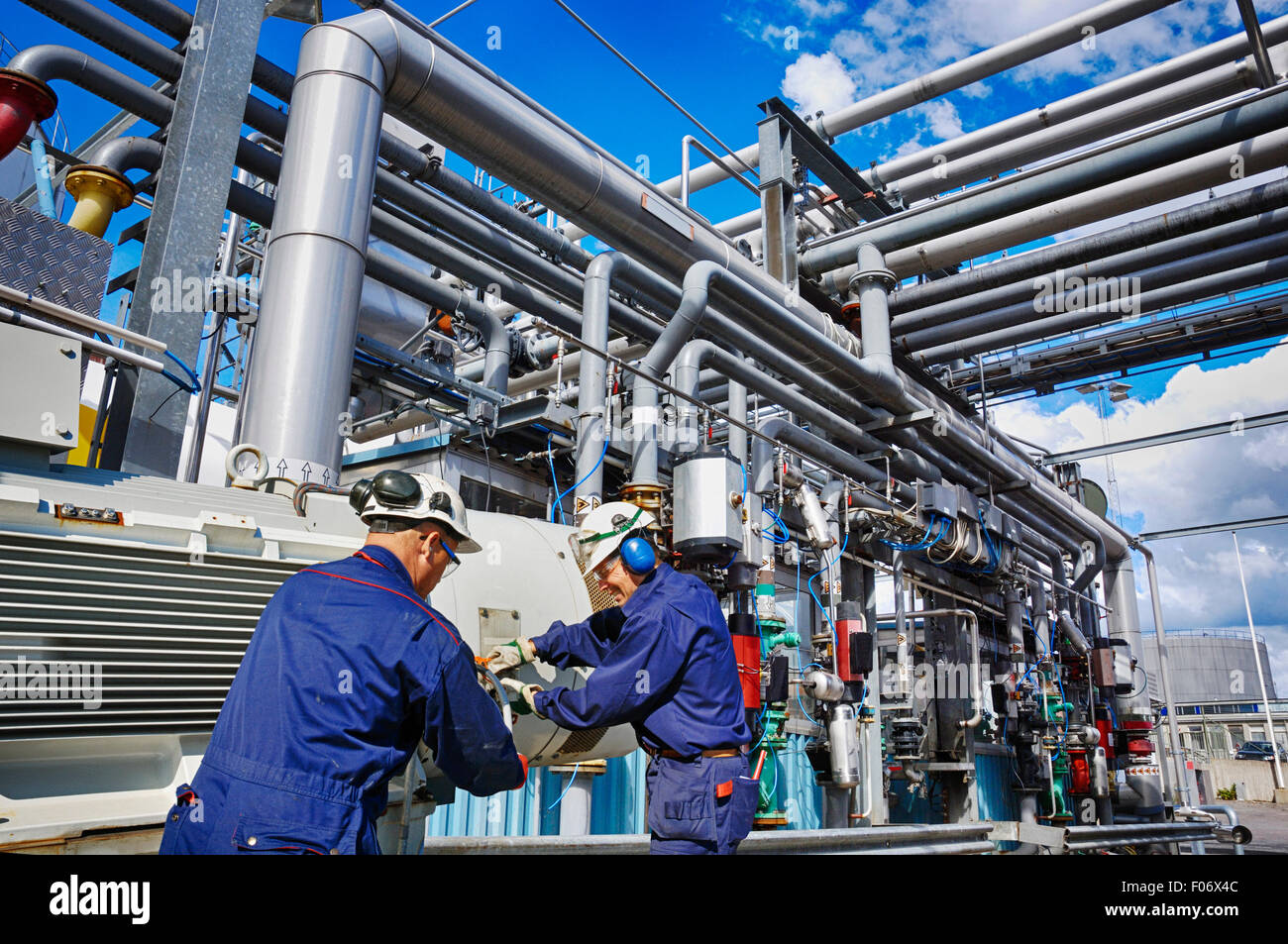 Il petrolio e il gas dei lavoratori all'interno della raffineria di petrolio Foto Stock