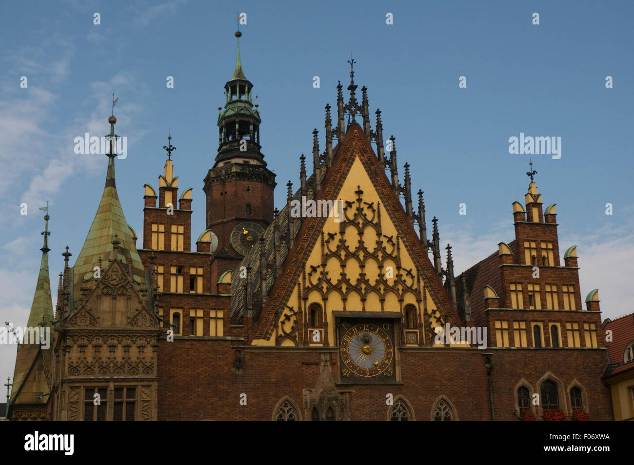 L'Europa, Polonia, Wroclaw, Wrocław, Municipio (Stary Ratusz , 1327), con il suo orologio astronomico Foto Stock