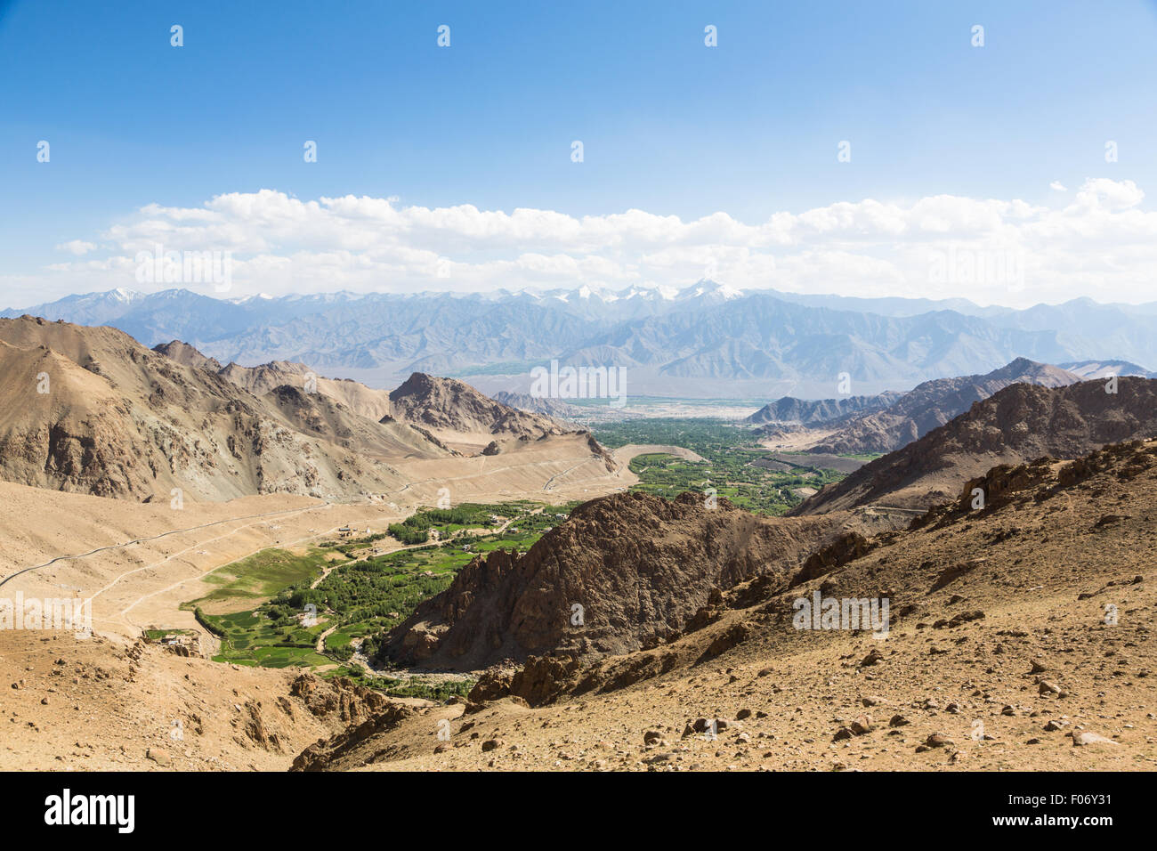 La valle di Leh in Ladakh vista dalla strada che conduce verso il Khardung La pass, India Foto Stock