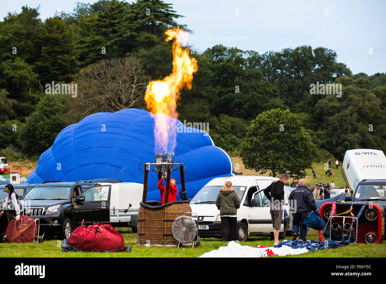 Bristol, Regno Unito. 09Aug, 2015. L'ultimo giorno del trentasettesimo Bristol International Balloon Fiesta è iniziato con un inizio di mattina salita di massa a 6am. Nonostante le previsioni di nuvole, vi erano scorci sulla luce del sole. Le mongolfiere allontanati verso la città di Bristol. Bristol, Regno Unito. 9 agosto 2015: Credito Fotografia Redorbital/Alamy Live News Foto Stock