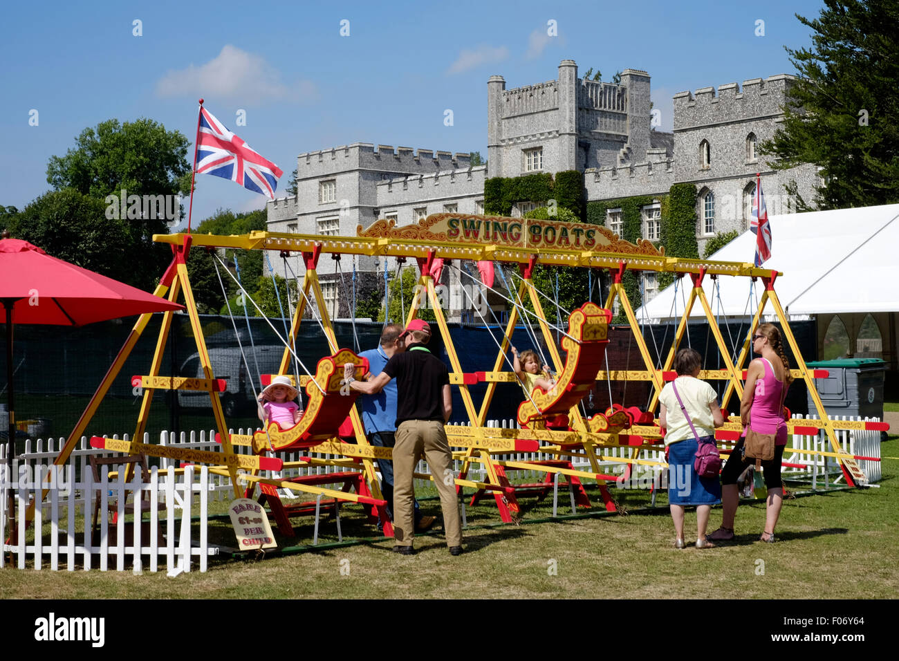 Piloti di godere della tradizionale swing imbarcazioni presso il chili fiesta festival a West Dean Gardens nelle vicinanze del Chichester West Sussex England Regno Unito 2015 Foto Stock