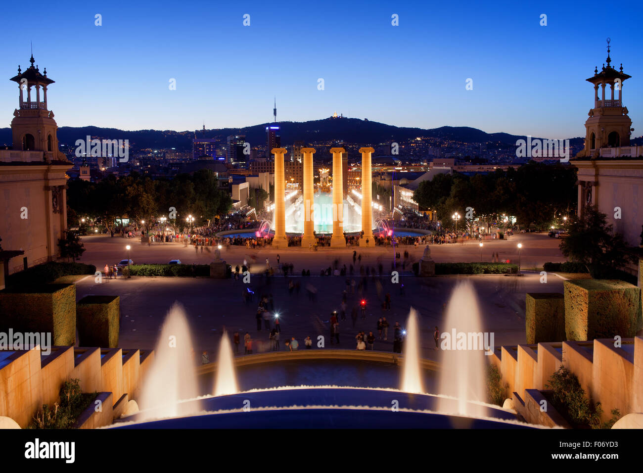 Città di Barcellona di notte in Catalogna, Spagna, vista dal Montjuic verso la Fontana Magica e quattro colonne. Foto Stock