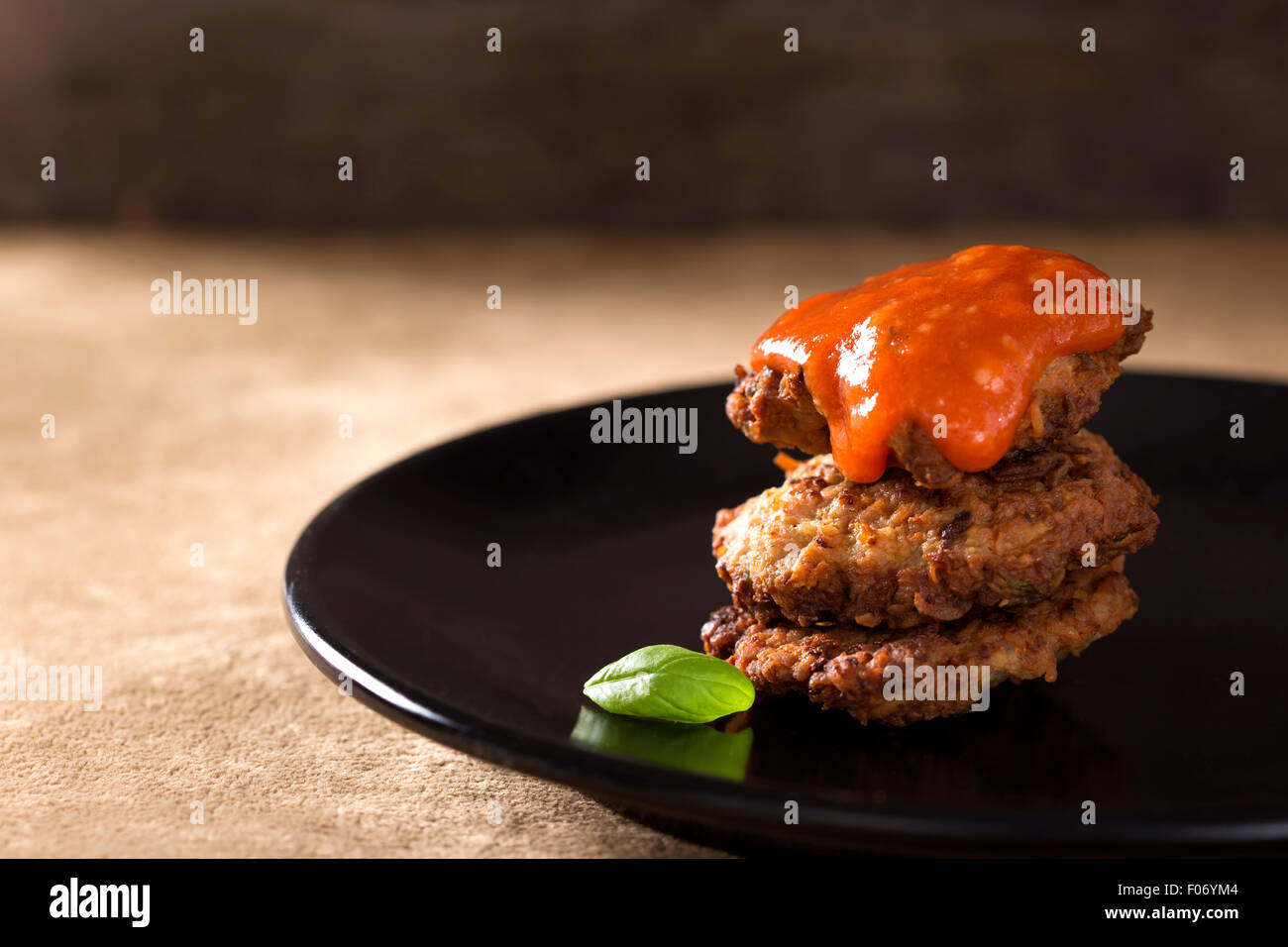 Le polpette di carne arrosto con salsa di pomodoro in piastra scuro Foto Stock