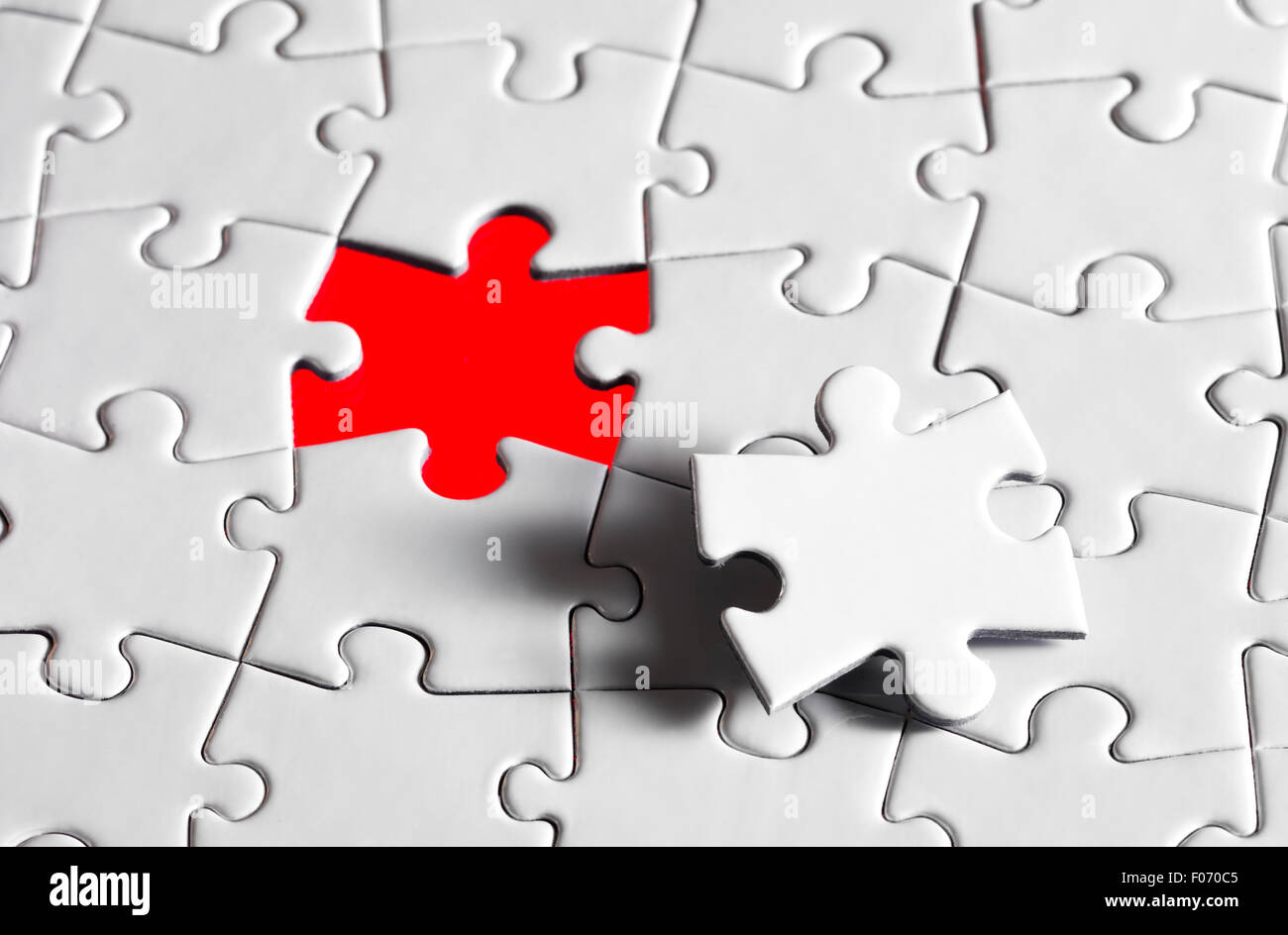 Pezzi di puzzle con uno sfondo rosso Foto Stock