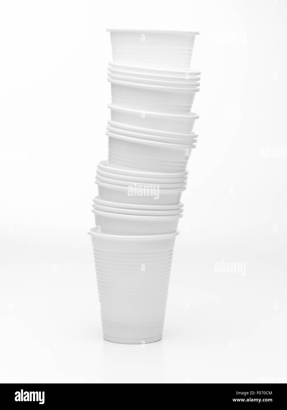Impilati bianco contenitore in plastica Foto Stock