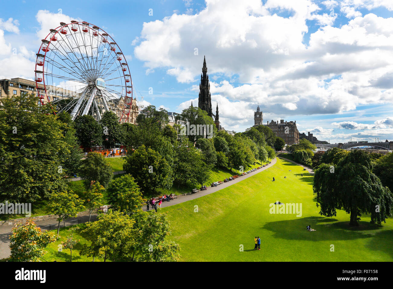 I giardini di Princes Street, Edimburgo con una vista al Monumento di Scott e il Princes Street Ferris Wheel. La Scozia, Regno Unito Foto Stock