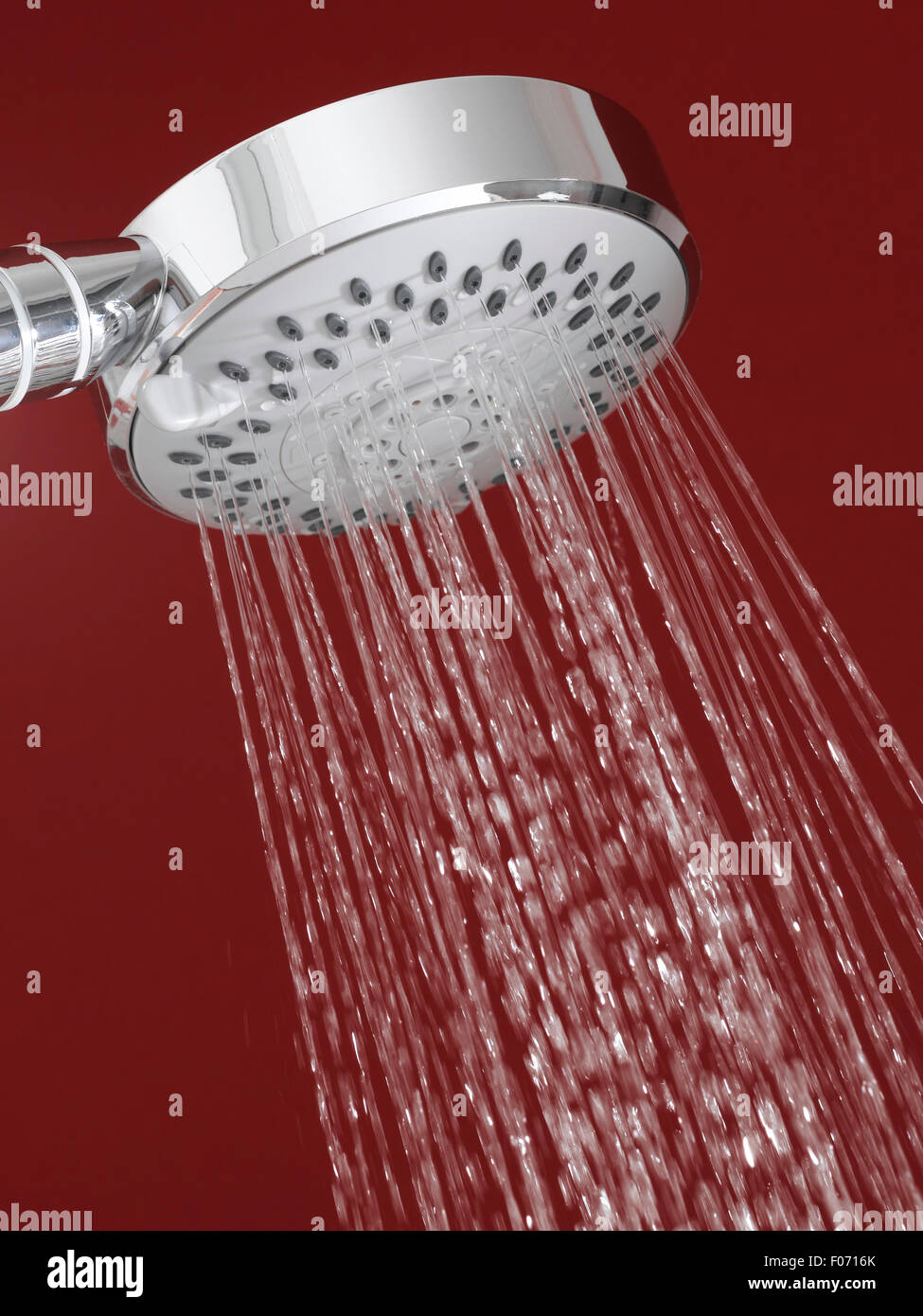Chrome testa di doccia con acqua corrente Foto Stock