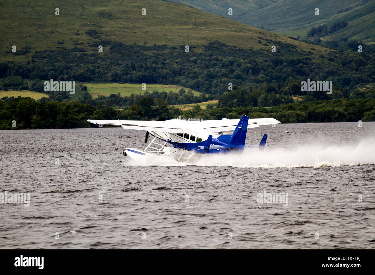 Loch Lomond, Glasgow, Scotland, Regno Unito. Il 9 agosto, 2015: Meteo: villeggianti e turisti che si godono il weekend sul Loch Lomond. Anche se il tempo era nuvoloso turisti e vacanze ancora venuto a godere le loro gite sul Loch Lomond durante il weekend. Non importa il meteo Loch Lomond ha attirato interesse e consensi da tutto il mondo per la sua bellezza mozzafiato, varia la fauna selvatica e la ricchezza di storia, leggende e folklore. Credito: Dundee fotografico/Alamy Live News Foto Stock