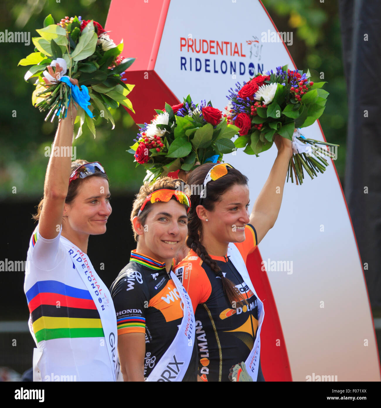 Giorgia Bronzini (c), Marianne Vos (l) e Lizzie Armitstead (r) condividere il podio a Prudential RideLondon Grand Prix 2014 Foto Stock