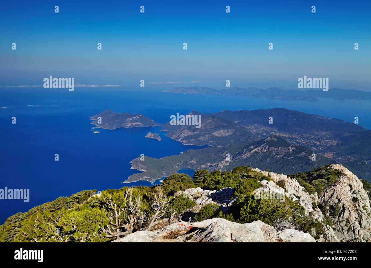 Oludeniz costa, Fethiye, Turchia, vista dal monte Babadag, luogo molto popolare per il parapendio Foto Stock