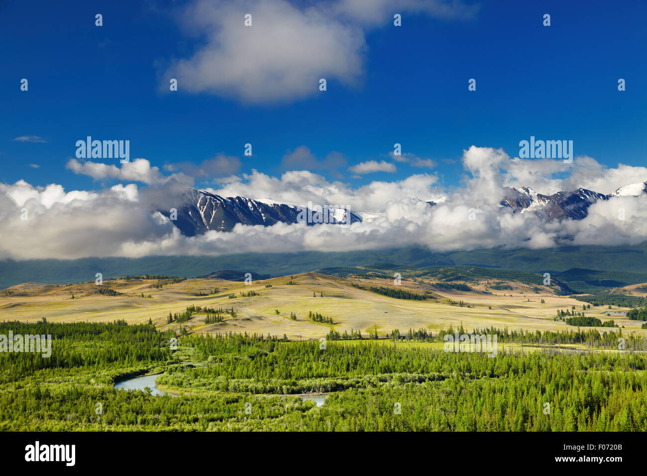 Paesaggio di montagna con il fiume e cime innevate Foto Stock
