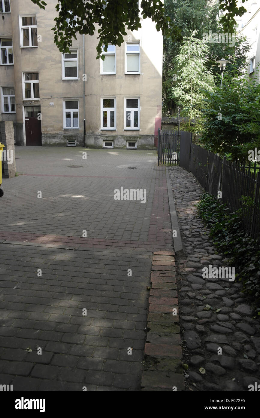 Mattone rosso delle fondazioni del Ghetto di Varsavia di attraversamento di parete cortile verso il blocco di appartamenti, 62 Zlota Street, Varsavia, Polonia Foto Stock