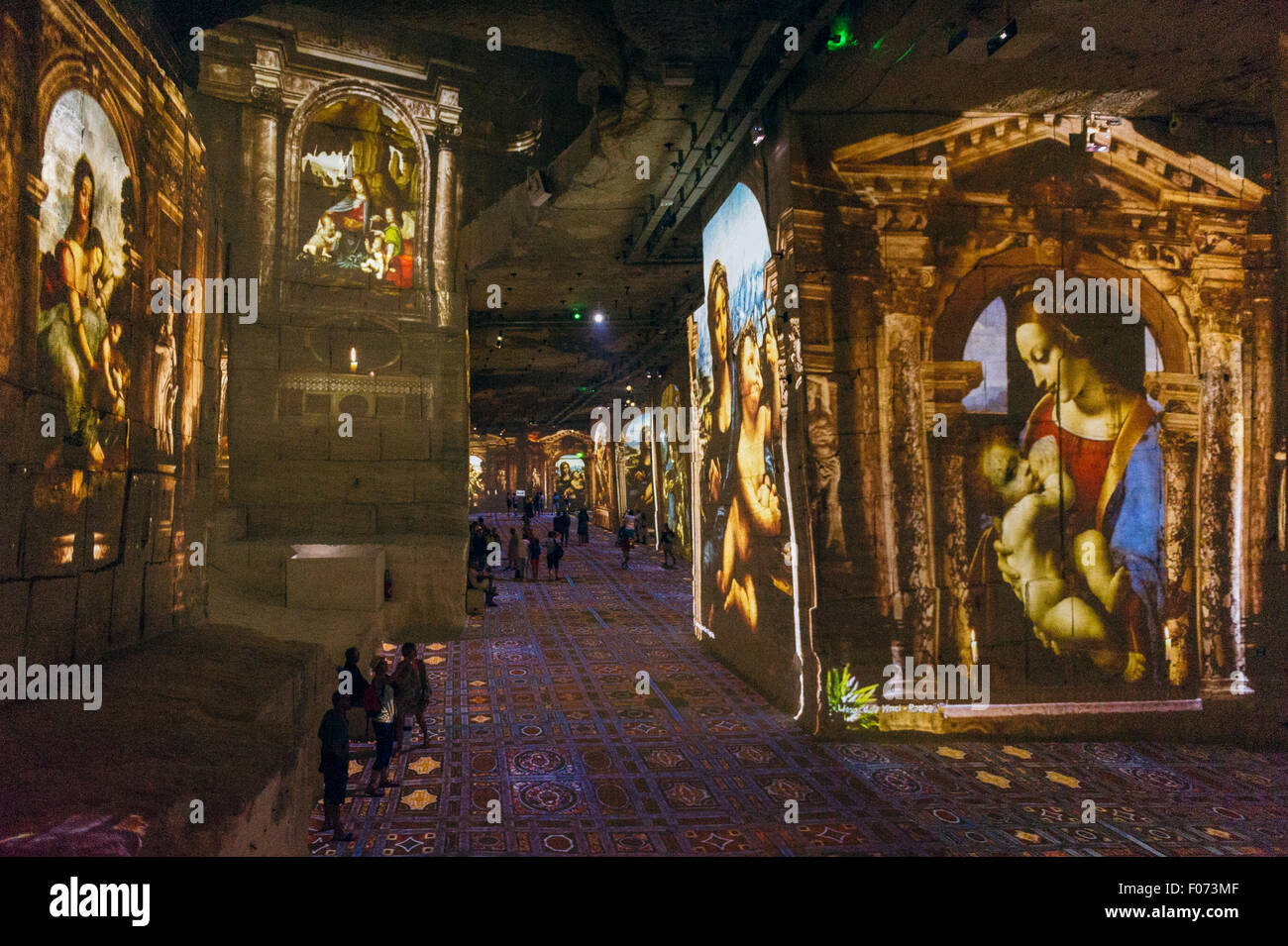 L'Europa. La Francia. Bouches-du-Rhone. Les Baux de Provence. "Carrierre de Lumiere". Cava di luce Foto Stock