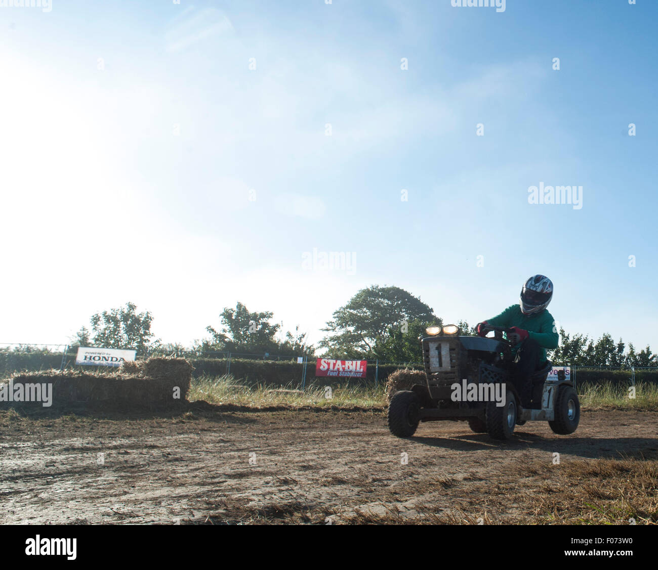 Billingshurst Regno Unito. 8 agosto, 2015. . Team settentrionali KICK erba #1 [Daz Whitehead, Andy Rostron, Mark Rostron] nei primi nebbia di mattina. Il BLMRA 12 Ora Tosaerba in gara. Credito: Stephen Bartolomeo/Alamy Live News Foto Stock