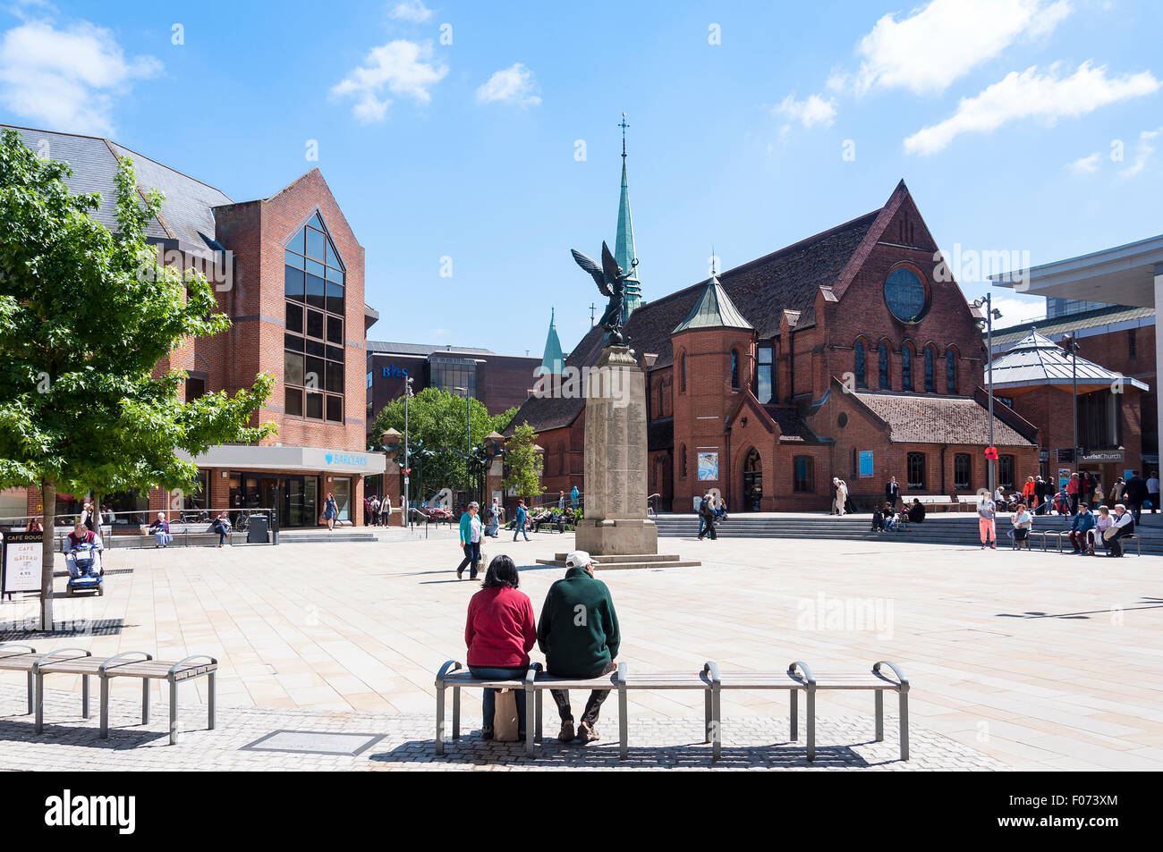Woking Town Square mostra Memoriale di guerra e la Chiesa di Cristo, Woking, Surrey, England, Regno Unito Foto Stock