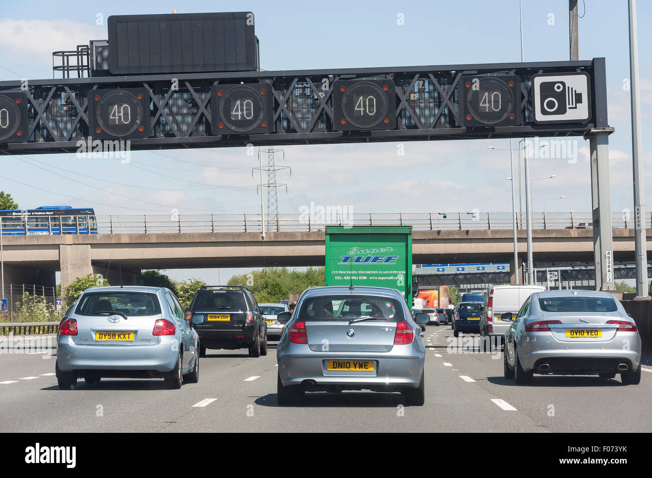 Inceppamento del traffico e le limitazioni di velocità su M25 Autostrada, Surrey, England, Regno Unito Foto Stock
