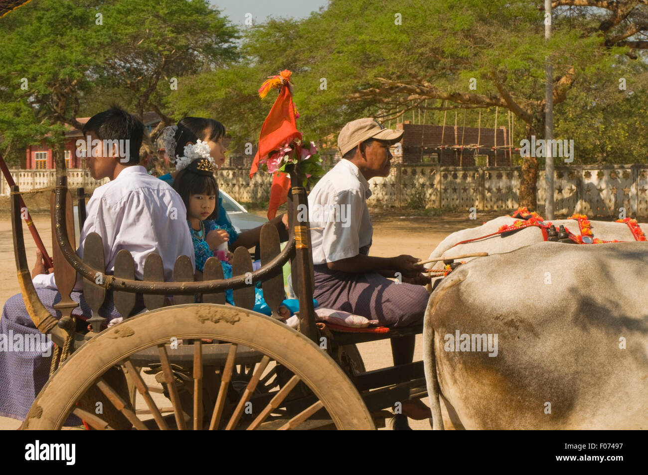 ASIA, Myanmar (Birmania), Bagan, Nyaung U, villaggio cerimonia di iniziazione al noviziato per i bambini del villaggio Foto Stock