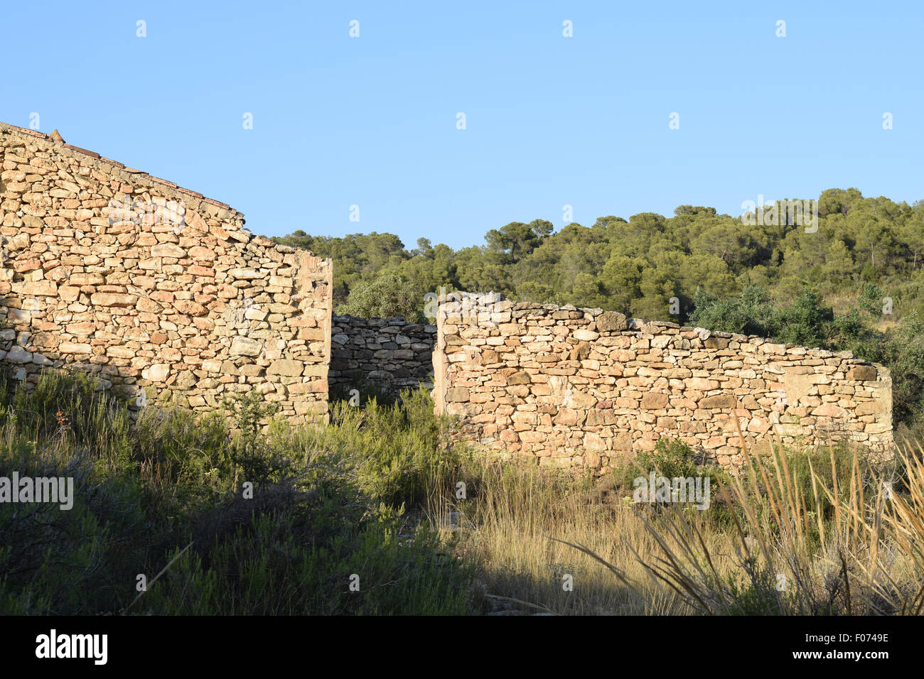 La rovina in Spagna ha realizzato con le antiche pietre in una diagonale di composizione. Foto Stock