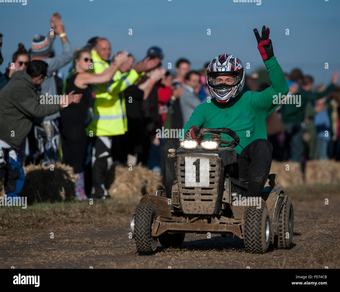 Billingshurst Regno Unito. 8 agosto, 2015. . Team settentrionali KICK erba #1 [Daz Whitehead, Andy Rostron, Mark Rostron] sul loro modo di vincere la BLMRA 12 Ora Tosaerba in gara per il terzo anno consecutivo. Credito: Stephen Bartolomeo/Alamy Live News Foto Stock