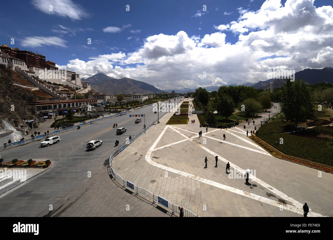(150809) -- LHASA, e il Agosto 9, 2015 (Xinhua) -- Foto scattata il 12 Maggio 2011 mostra la neat Potala square a Lhasa, capitale del sud-ovest della Cina di regione autonoma del Tibet. Promossa dal governo, il Potala square, come altre infrastrutture pubbliche in Tibet, è stato in gran parte migliorato negli ultimi dieci anni. (Xinhua/Chogo) (mt) Foto Stock