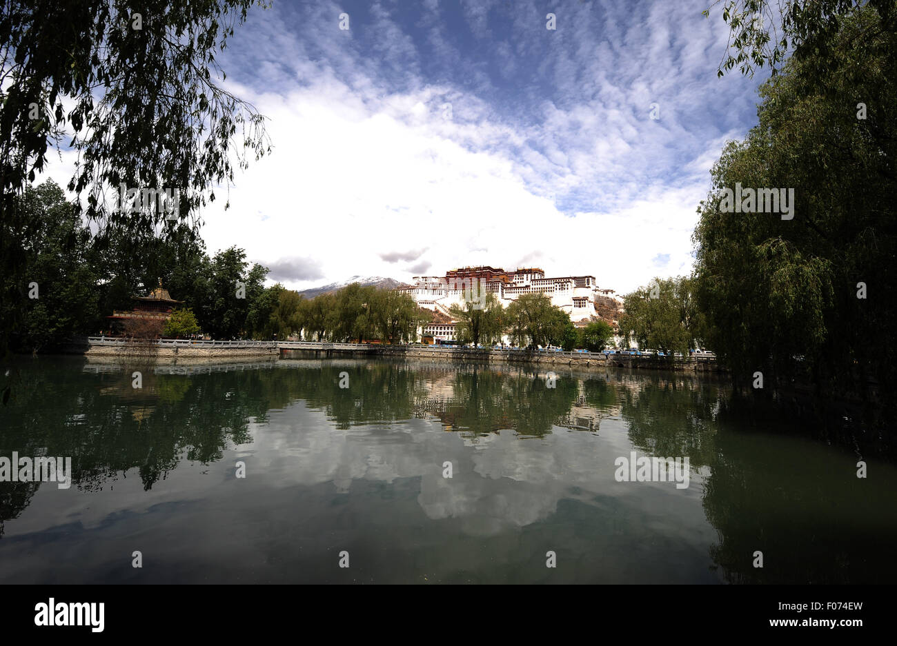 (150809) -- LHASA, e il Agosto 9, 2015 (Xinhua) -- Foto scattata il 12 Maggio 2011 mostra il Potala square a Lhasa, capitale del sud-ovest della Cina di regione autonoma del Tibet. Promossa dal governo, il Potala square, come altre infrastrutture pubbliche in Tibet, è stato in gran parte migliorato negli ultimi dieci anni. (Xinhua/Chogo) (mt) Foto Stock