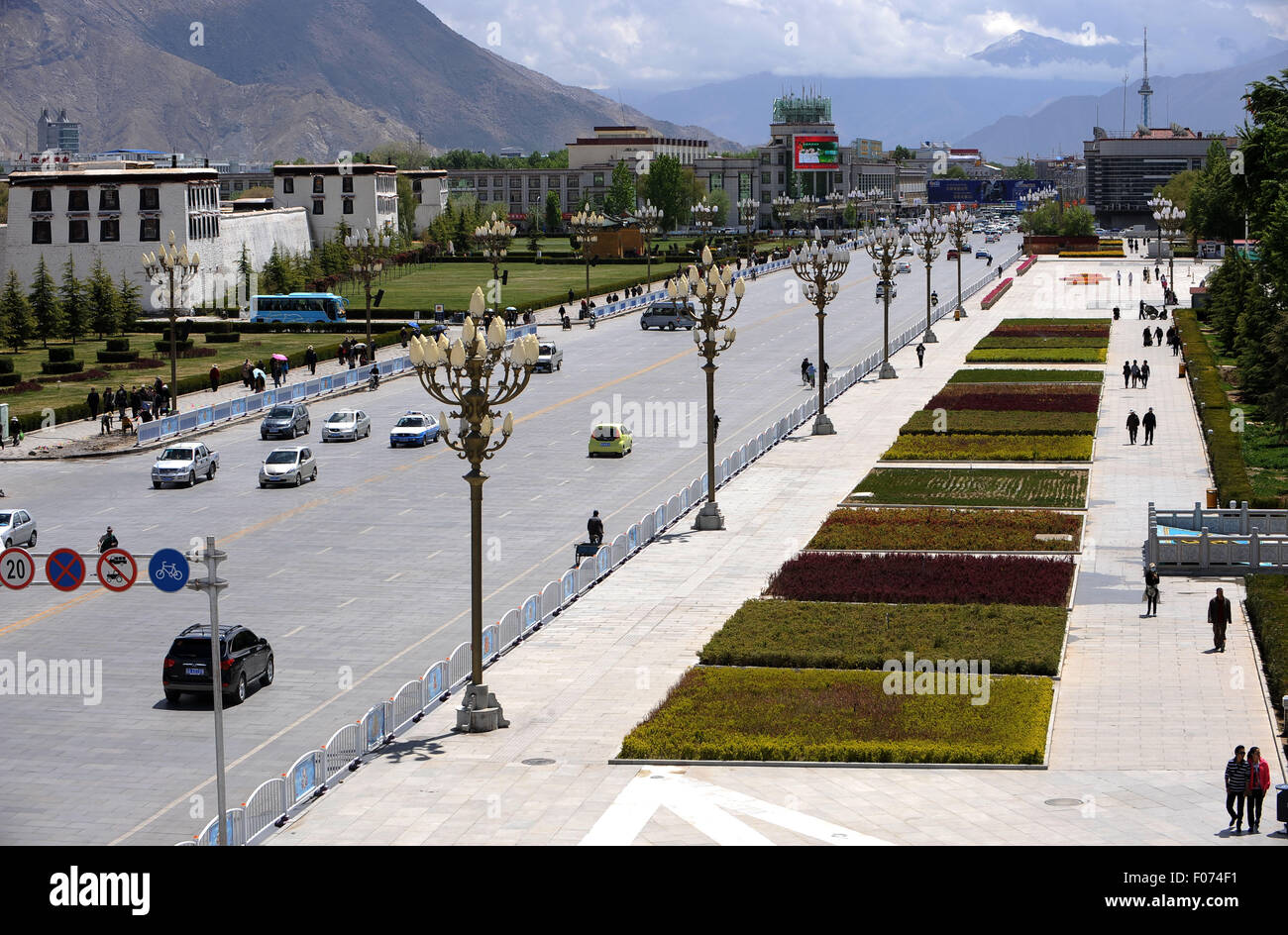 (150809) -- LHASA, e il Agosto 9, 2015 (Xinhua) -- Foto scattata il 12 Maggio 2011 mostra la neat Potala square a Lhasa, capitale del sud-ovest della Cina di regione autonoma del Tibet. Promossa dal governo, il Potala square, come altre infrastrutture pubbliche in Tibet, è stato in gran parte migliorato negli ultimi dieci anni. (Xinhua/Chogo) (mt) Foto Stock
