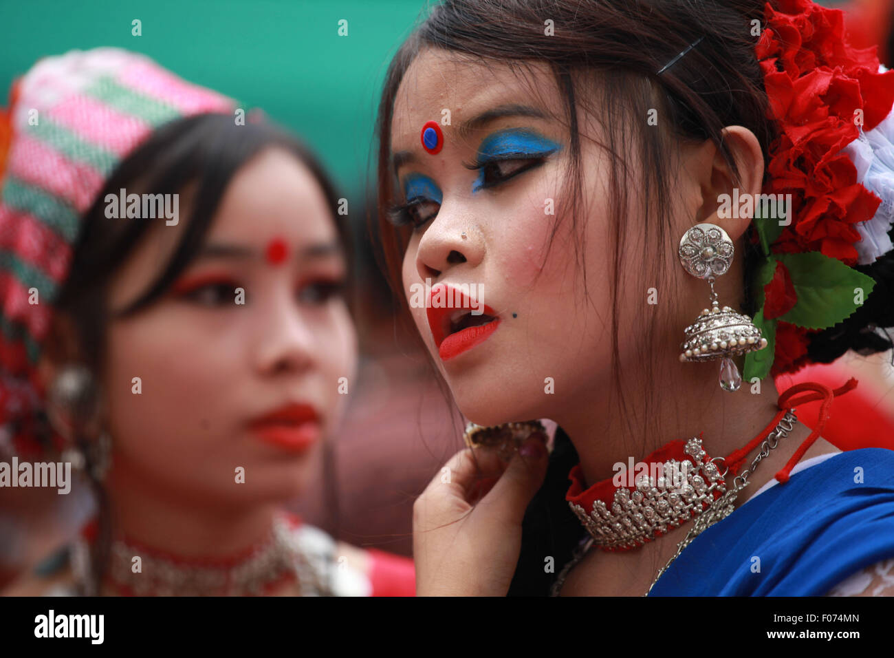 Dacca in Bangladesh. Il 9 agosto, 2015. Bengalese donne indigene eseguire una danza tradizionale per contrassegnare il mondo popoli indigeni giorno presso la centrale di Shaheed Minar, a Dhaka in 09 agosto 2015. Oltre 50 diverse società indigene vivono in Bangladesh, sparsi intorno al paese. Tra di loro, i loro elementi femmina sono forse alcune delle persone più esclusi dal resto della società in termini di istruzione, assistenza sanitaria e le risorse del governo. Questo anno Regno Ntions fare slogan per giorno ths è "Garantire i popoli indigeni di salute e benessere". Credito: zakir hossain chowdhury zakir/Alamy Live ne Foto Stock