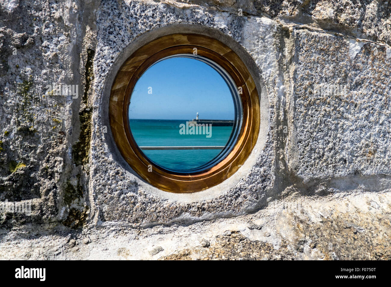 St Ives, Cornwall. Vista attraverso un foro di porta in una parete del faro. Foto Stock