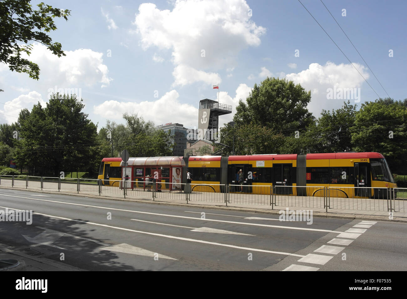 Sunny View, al museo della torre di osservazione, tram alla insurrezione di Varsavia Museum Light Rail Station, Towarowa Street, Varsavia Foto Stock