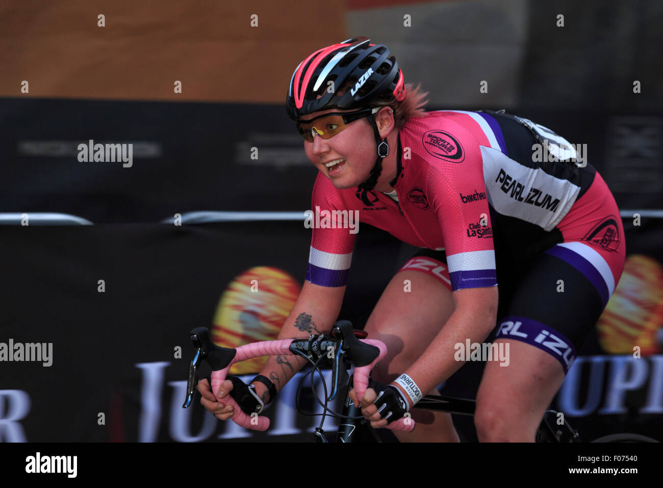 Katie Archibald (Pearl Izumi) sulla sua strada per la vittoria in campo femminile Elite Criterium al Giove London Nocturne, 2015 Foto Stock