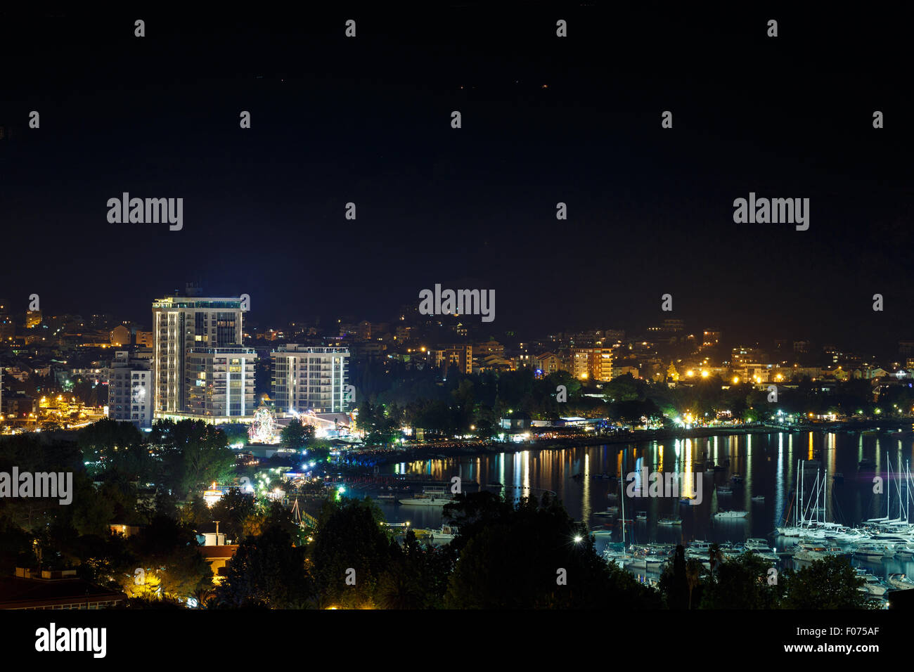 La città di notte, Budva Montenegro, Balcani Foto Stock