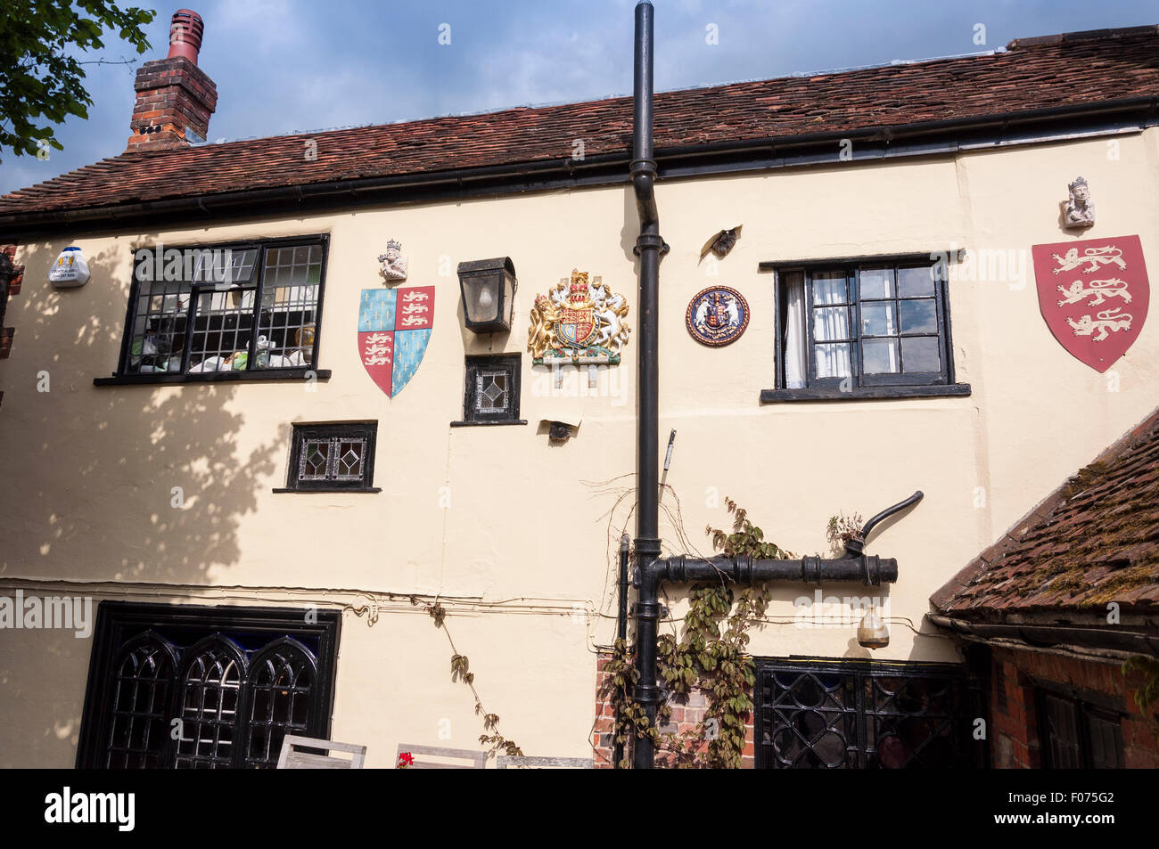 Stemma sulla parete del "Royal Standard di Inghilterra' pub, quaranta verde, Beaconsfield, Buckinghamshire, Inghilterra, Regno Unito Foto Stock