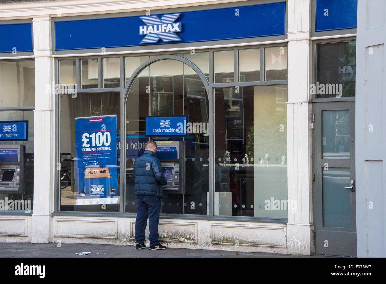 Un uomo con il punto di contanti di Halifax Bank su high street Wolverhampton West Midlands, Regno Unito Foto Stock