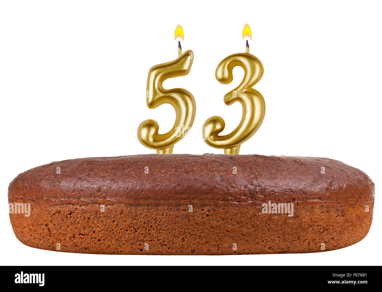 Torta di compleanno con candele numero 53 isolato su sfondo bianco Foto Stock