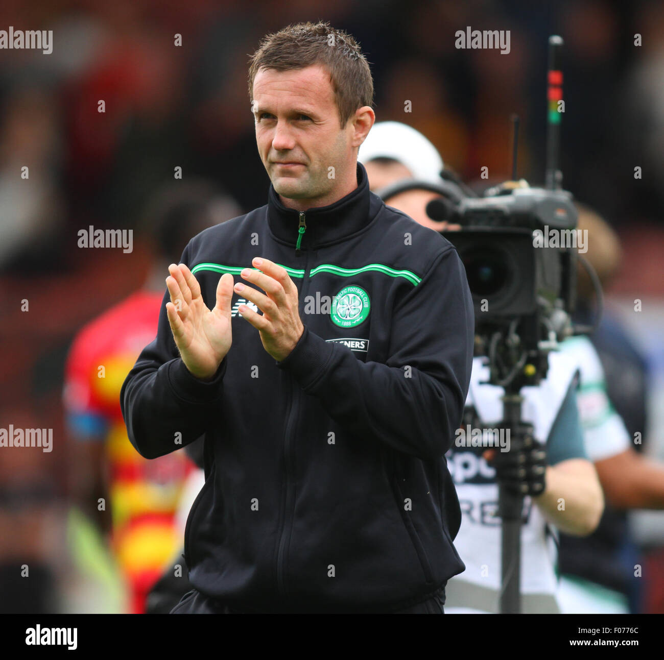 Glasgow, Scozia. 09Aug, 2015. Ladbrokes Scottish Premiership. Partick Thistle versus celtico. Ronnie Deila applaudire la distanza assistenza © Azione Sport Plus/Alamy Live News Foto Stock