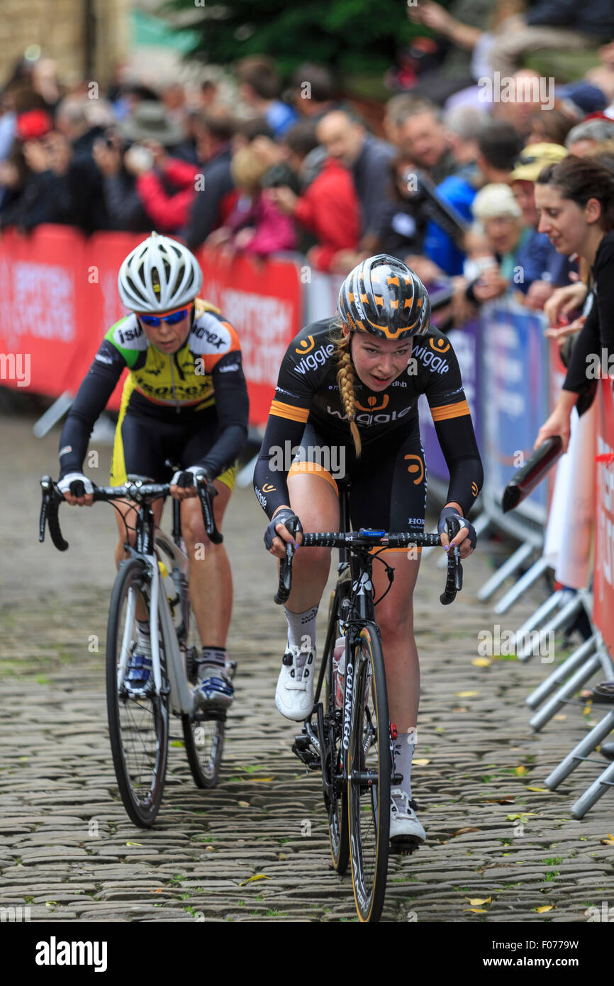 Amy Roberts portando Claire Thomas sul lastricato della salita durante il British National Championships 2015, Lincoln Foto Stock