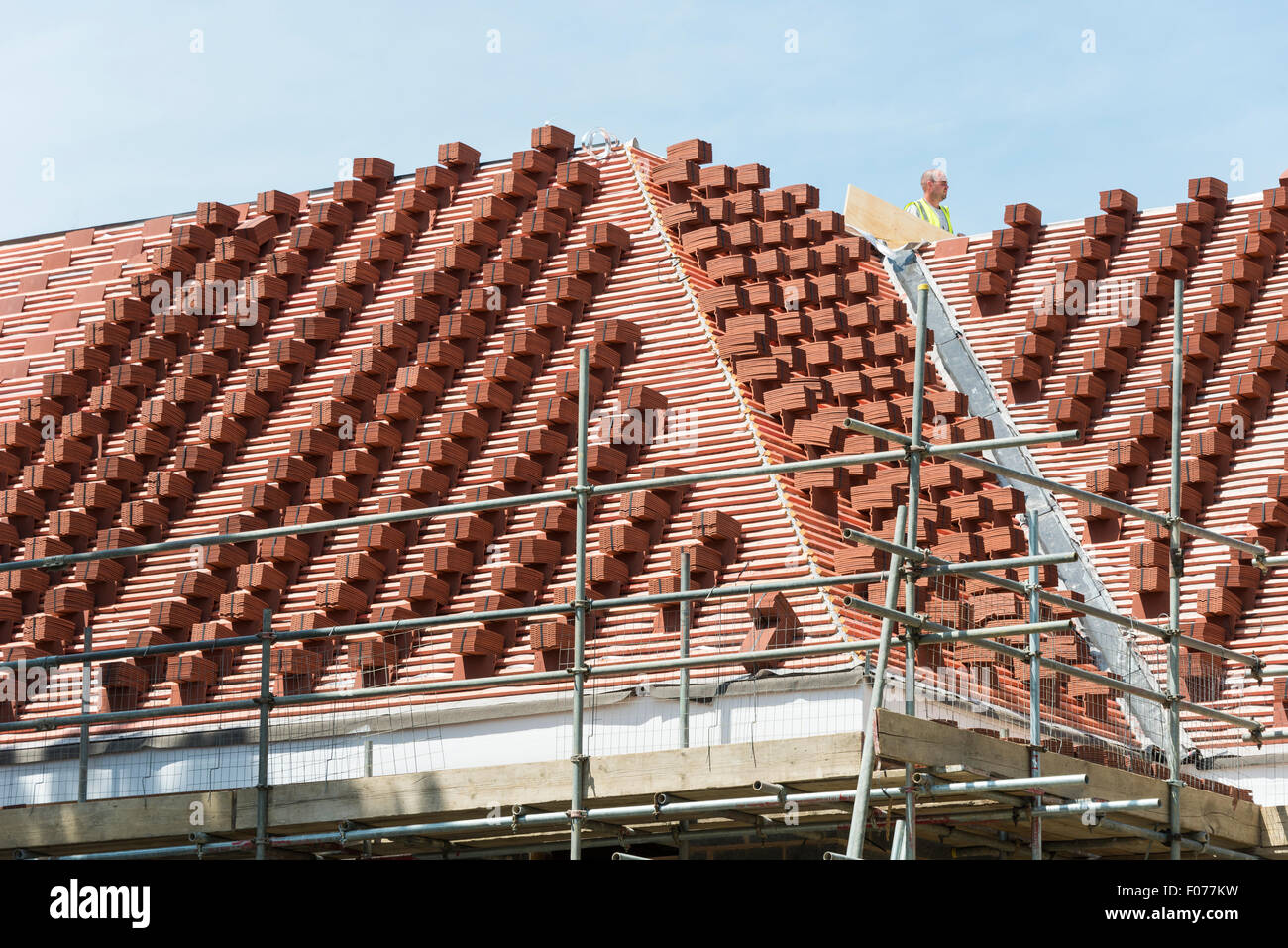 Tegole del tetto impilati sul tetto, Park Lane, Cheam Village, London Borough of Sutton, Greater London, England, Regno Unito Foto Stock