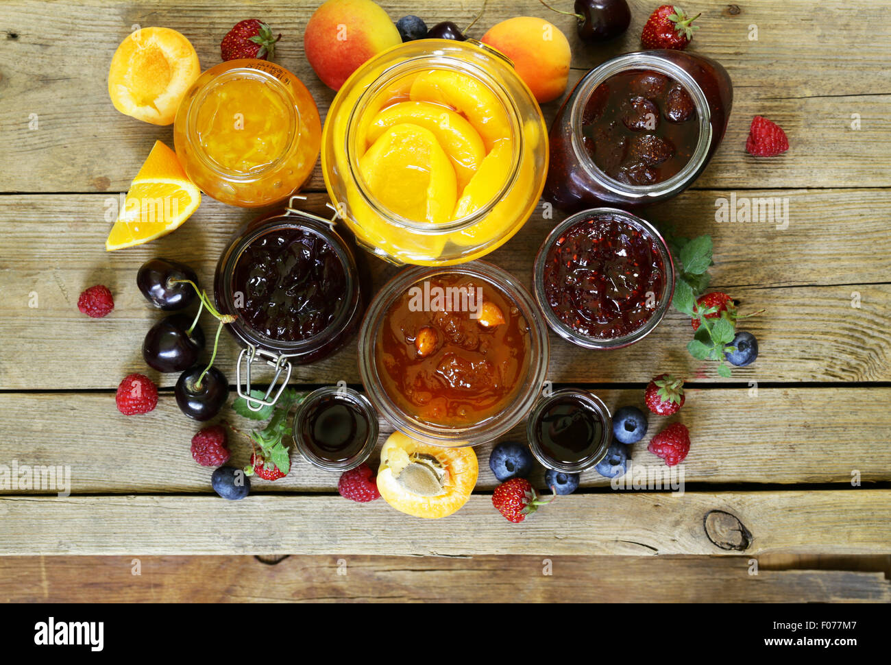 Un assortimento di frutta confetture di frutti di bosco (albicocca, fragola, lampone, arancione) Foto Stock